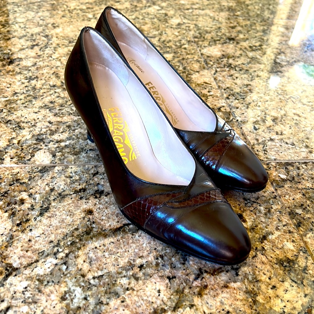 Ferragamo pump shoes (size 7.5B)